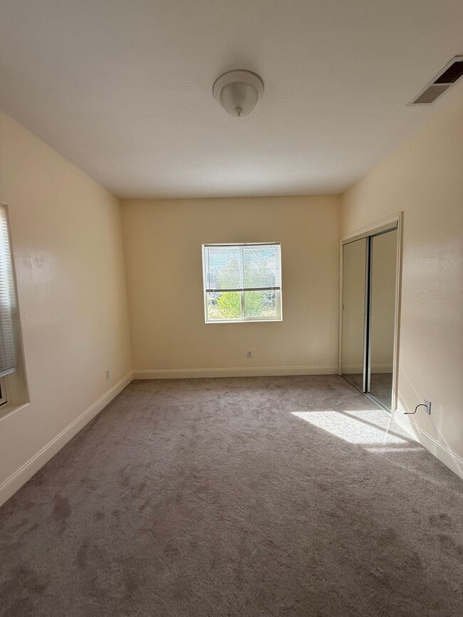 Building Photo - Huge 5 bedroom Home in Scenic Setting