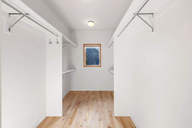 Building Photo - 2038 NE Morgan St