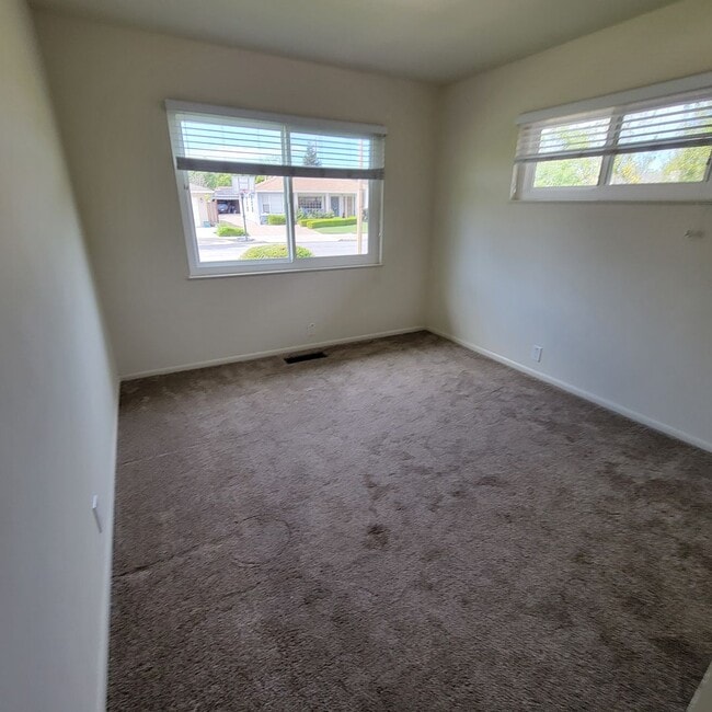 Building Photo - Well-Maintained Redwood City Home with Bonus Room & Private Yard