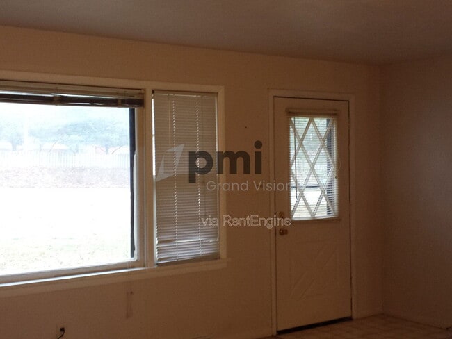 Building Photo - 1483 Greendell Dr