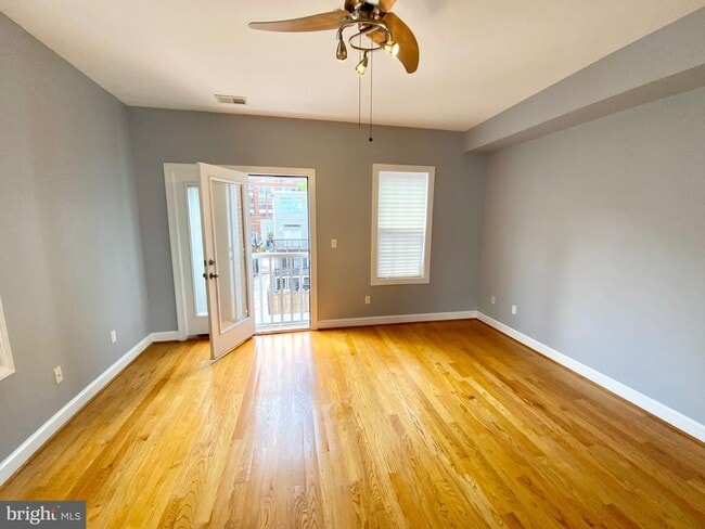 Building Photo - 812 5th St NE