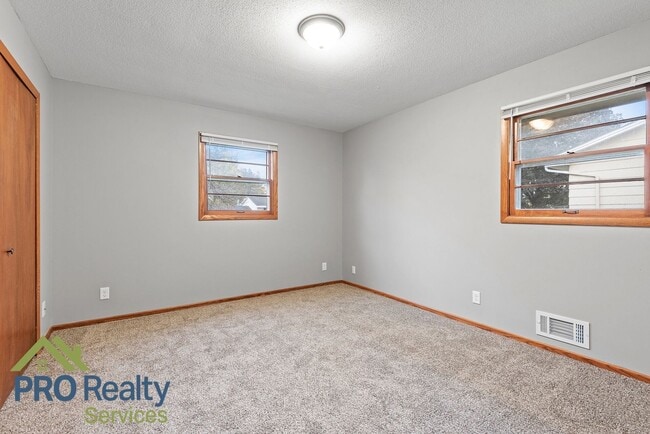 Building Photo - 3 Bedroom Plus Den Home