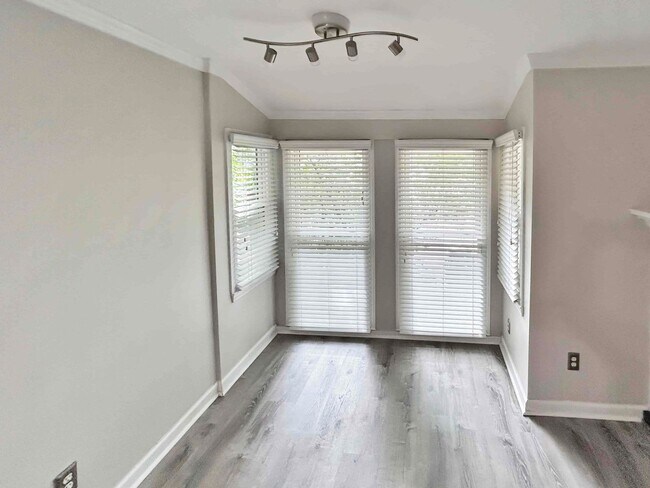Building Photo - Charming 1 BR/1 BA Condo in Gated Sandy Sp...