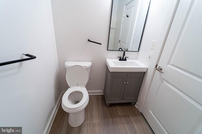Building Photo - Move In Ready 2 BD 1 BA close to Metro, Sh...