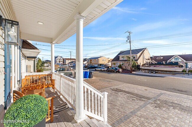 Building Photo - 3456 E Thistle Ave