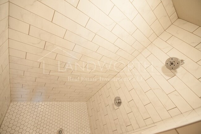 Building Photo - 3/2/2 Beautiful Townhome