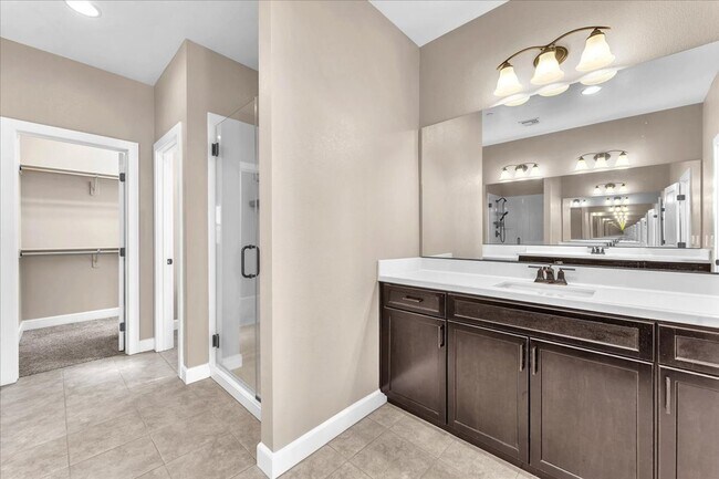 Building Photo - 4-Bedroom Tuscany Townhome with Strip & Golf Course Views