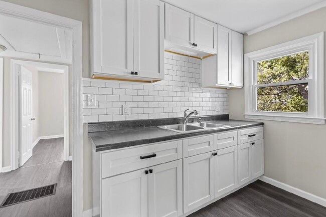 Building Photo - Beautifully Renovated 3 Bedroom 1 Bath Hom...