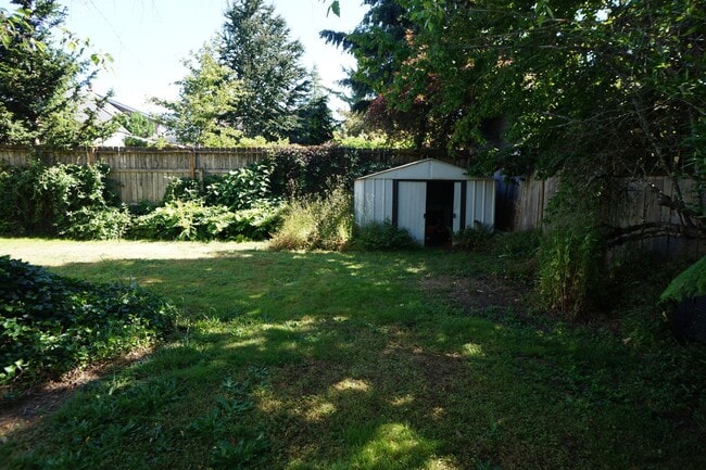 Building Photo - NE Portland 3 bedroom Rose City Park