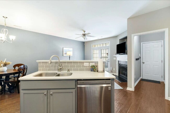 Building Photo - Charming 3-Bed/3.5 Bath Townhouse with 211...