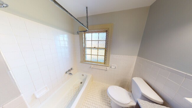 Building Photo - 508 Thomas Rd