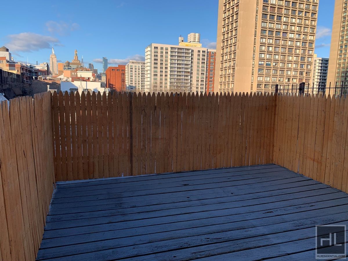 Building Photo - WEST BROADWAY