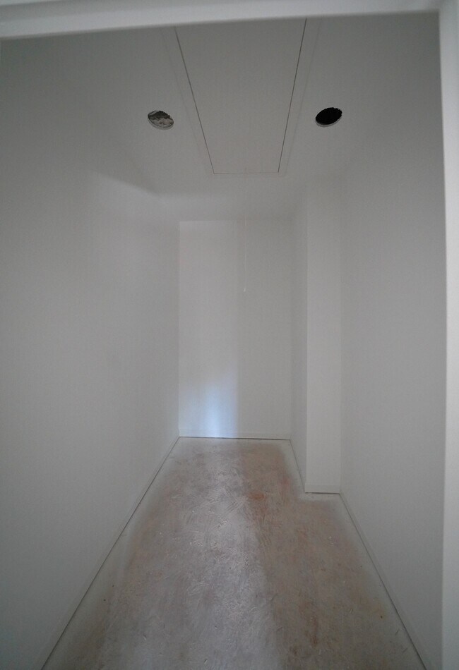 Building Photo - 400 Henson Cir