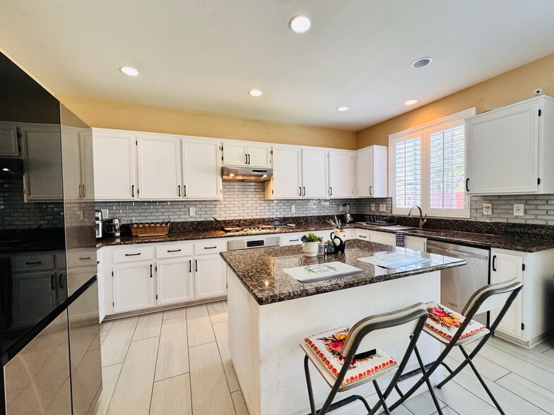 Building Photo - 1 private