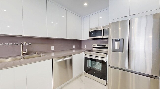 Building Photo - 3625 N Country Club Dr