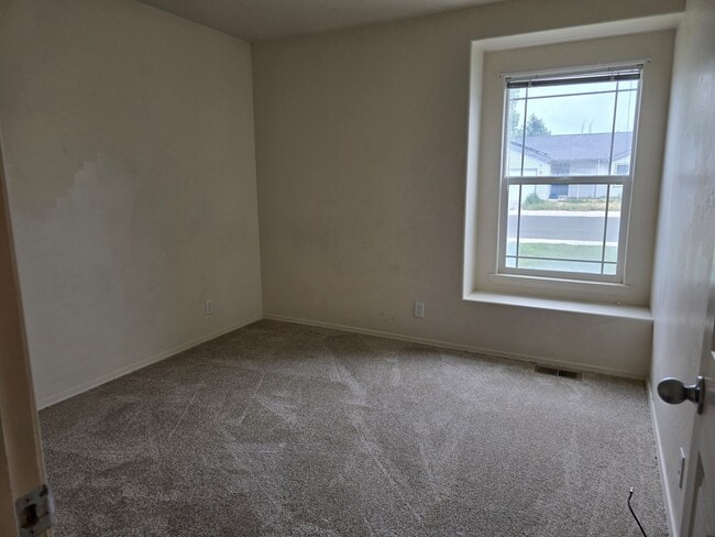 Building Photo - For Rent: 3 Bed, 2 Bath Home in Magic Vall...