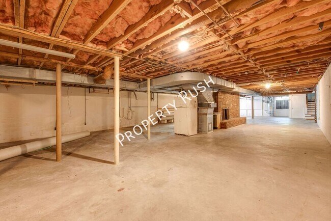 Building Photo - 303 Windmere Dr
