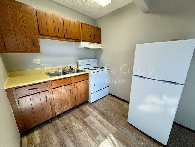 Building Photo - 2402 Marquette Rd