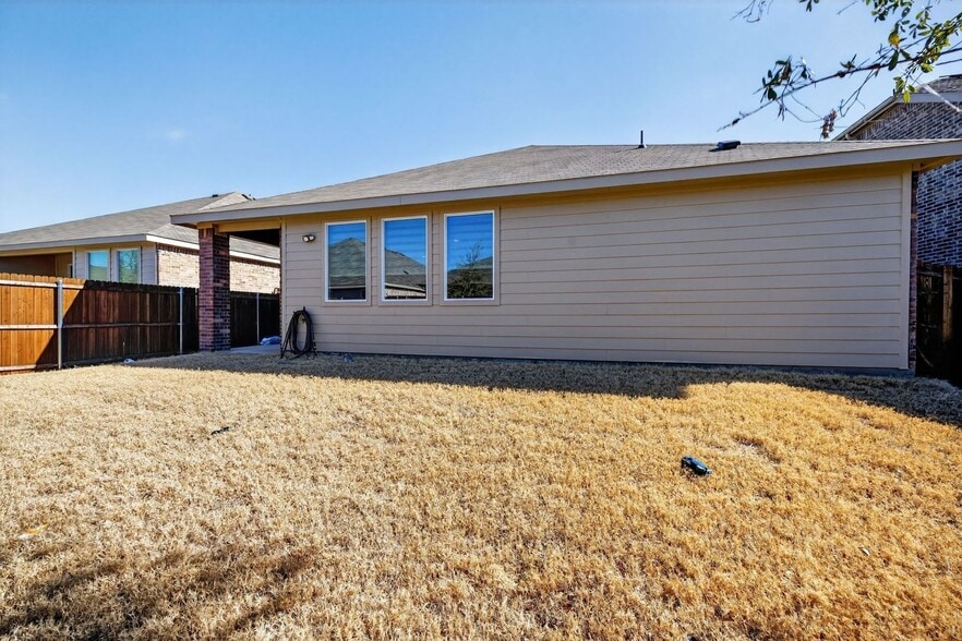 Building Photo - 7025 English Elm Trl