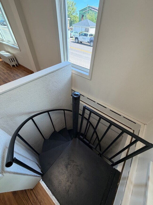 Building Photo - 902 N 11th Ave E