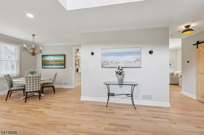 Building Photo - 5 Shores Rd