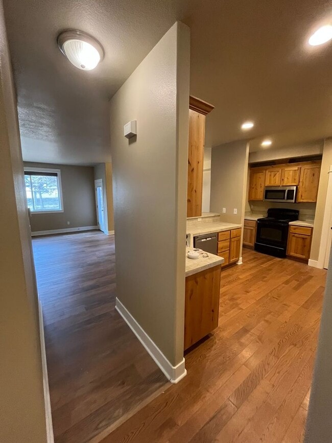 Building Photo - Beautiful 3-bdr with double car garage in desirable Timber Creek Community!