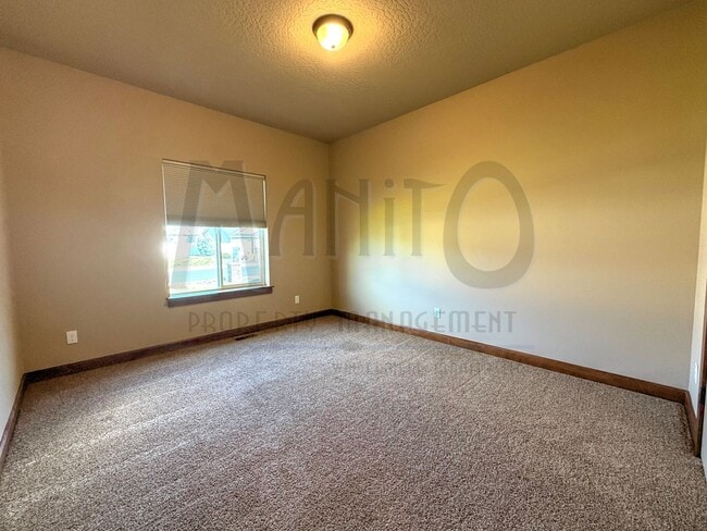 Building Photo - Spacious Home With Stunning Sunset Views