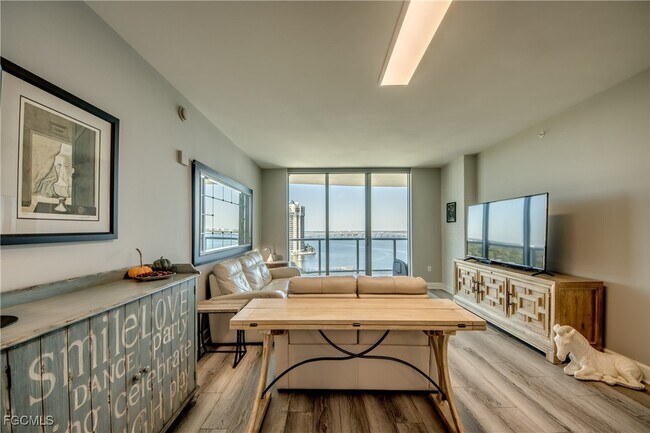 Building Photo - 3000 Oasis Grand Blvd