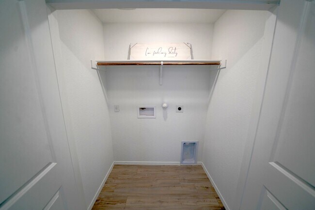 Building Photo - Like-New Home Now Available For Rent in Converse, TX! Realtor Commission offered: $600