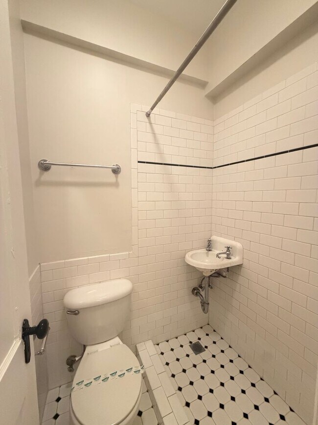 Building Photo - Cozy Studio Centrally Located in Downtown Portland! One Month Free For August 1st Move In!