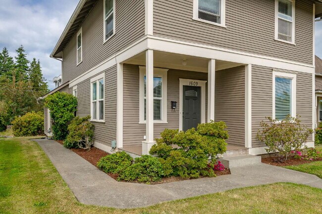 Building Photo - Sought-after 5-Bedroom Pet Friendly Home i...