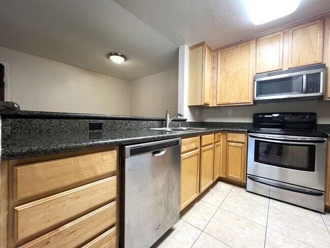 Building Photo - 2 bed, 2 bath located in Corona, CA!
