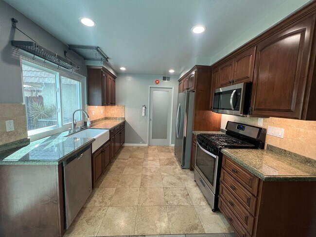 Building Photo - Garden Park Townhomes: 3 Bedroom 3 Bath At...