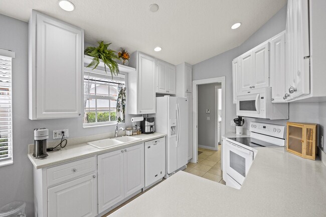 Building Photo - 12120 SW Elsinore Dr
