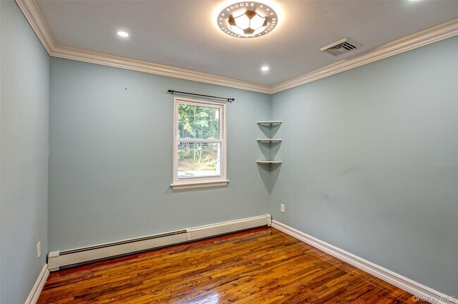 Building Photo - 850 St Johnland Rd