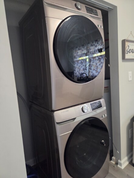 Building Photo - 5 Central St