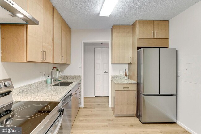 Building Photo - 2300 Pimmit Dr