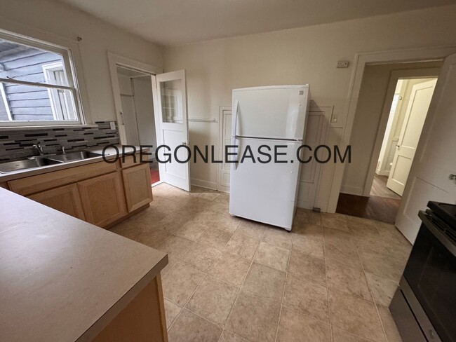 Building Photo - 2bedroom 1 bath downtown Eugene Home