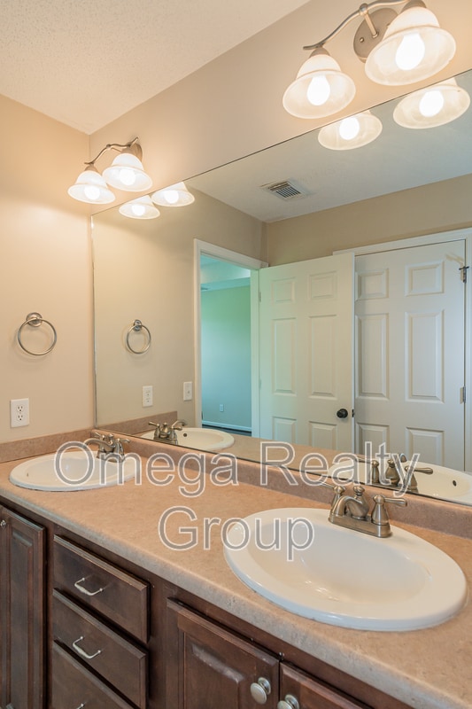 Building Photo - 13865 Roanoke Dr