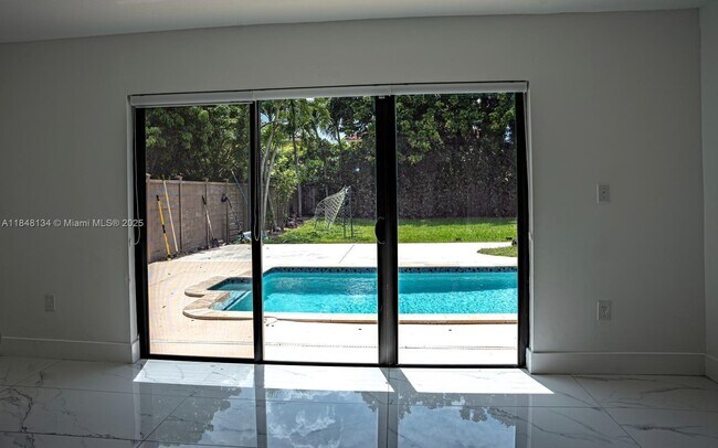 Building Photo - 16710 SW 140th Ave