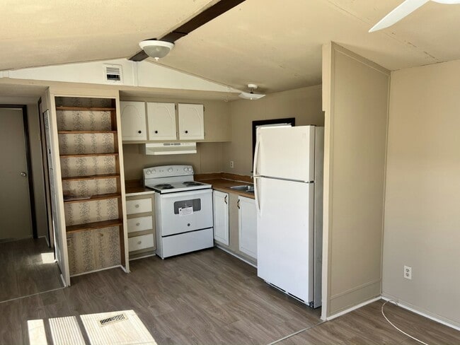 Building Photo - 1125 Chicago Bulls St