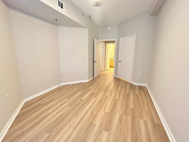 Building Photo - 1 Bed/1 Bath Condo in Gorgeous Resort Styl...