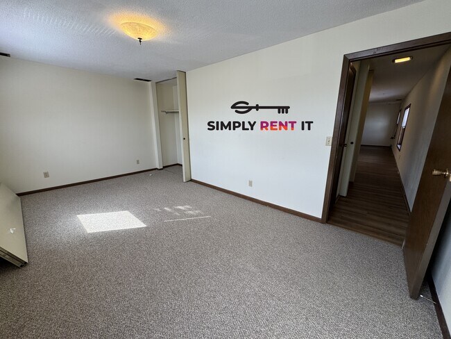 Building Photo - Renovated 2 bedroom, Story City