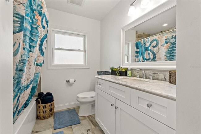 Building Photo - 10124 Yacht Club Dr