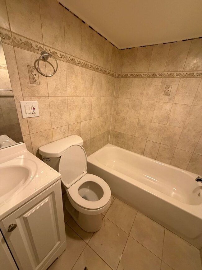 Building Photo - 152 Fern St