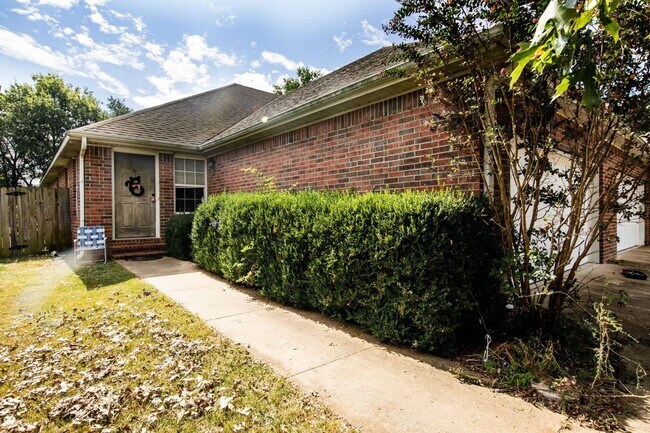Building Photo - 3 Bedroom, 2 Bath, 2 Car Garage, Fenced Backyard