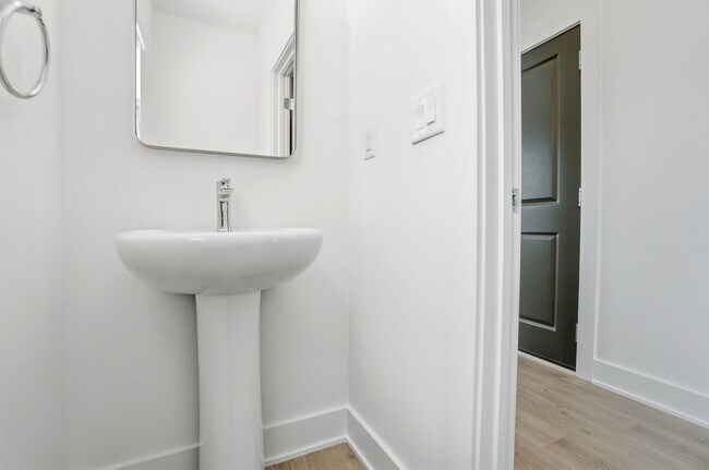 Building Photo - Bright & Modern New Construction Townhome