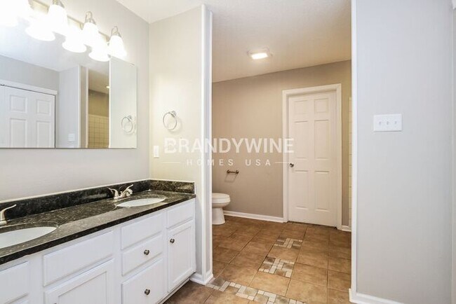 Building Photo - Fully Fenced 4 bedroom in Perry Township