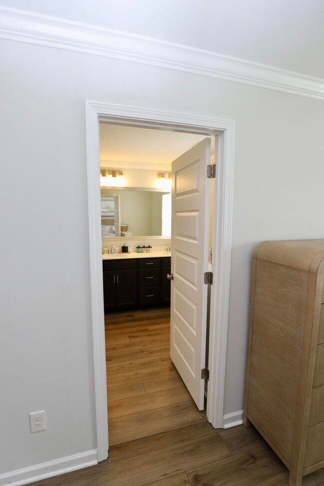 Building Photo - 1052 Ashcroft Cir