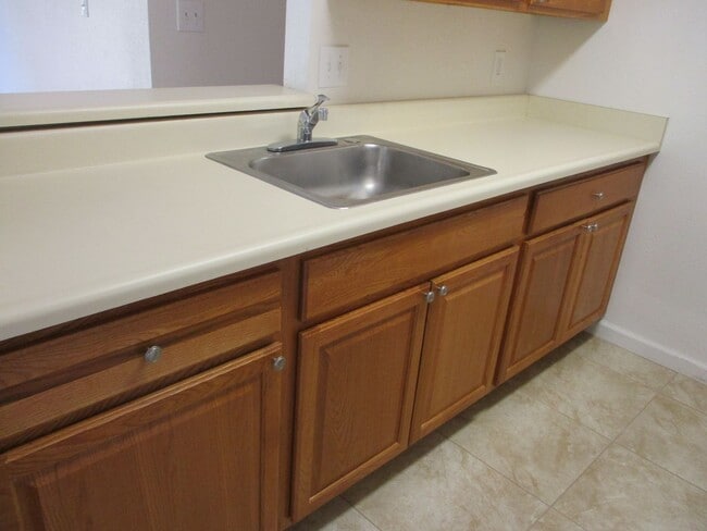 Building Photo - 2bd 1ba ground floor unit with 1 parking space